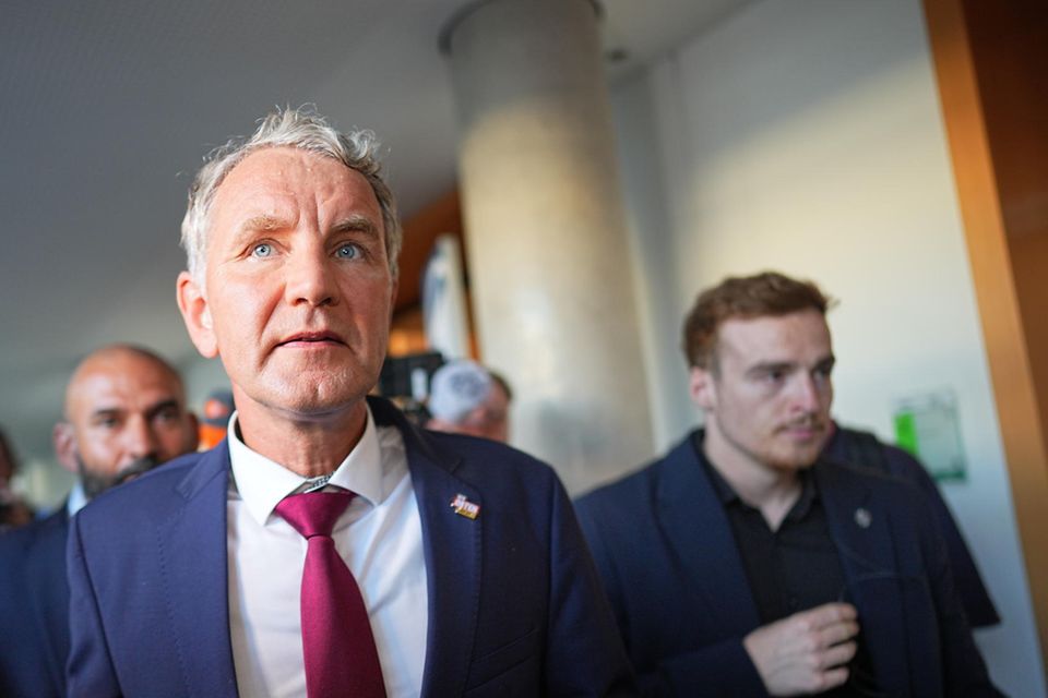 Björn Höcke geht nach der Prognose um 18 Uhr durch den Landtagin Erfurt