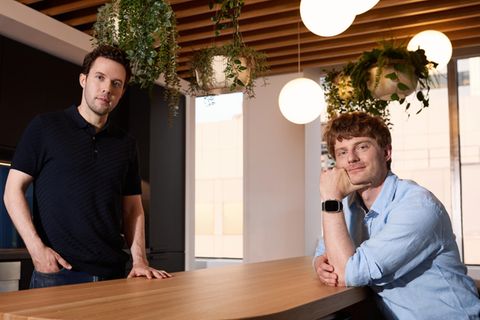 Der deutsche KI-Forscher Richard Socher (rechts) und der ehemalige Salesforce-Manager Bryan McCann arbeiten seit 2020 an der KI-Suchmaschine You.com. Mit frischem Geld soll nun der internationale Durchbruch gelingen.