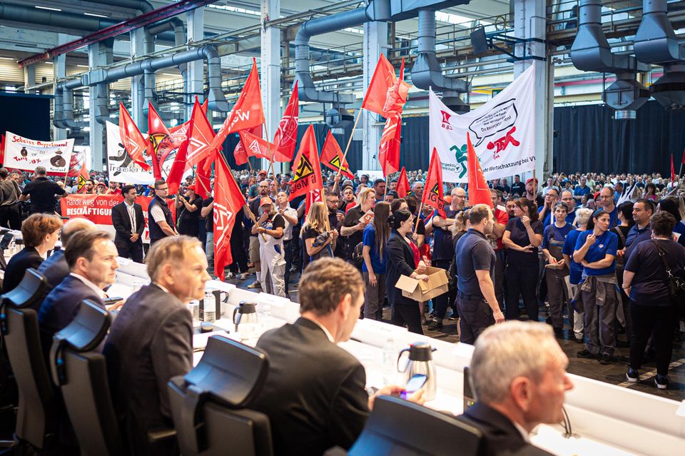 Mitarbeiter protestieren vor Beginn der Betriebsversammlung im VW-Werk Wolfsburg