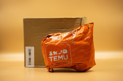 Der chinesische Onlineshop Temu bietet diverse Produkte zu Billigpreisen, von Kleidung über Elektronikgeräte bis hin zu Kosmetik. Verbraucherschützer warnen jedoch zur Vorsicht.