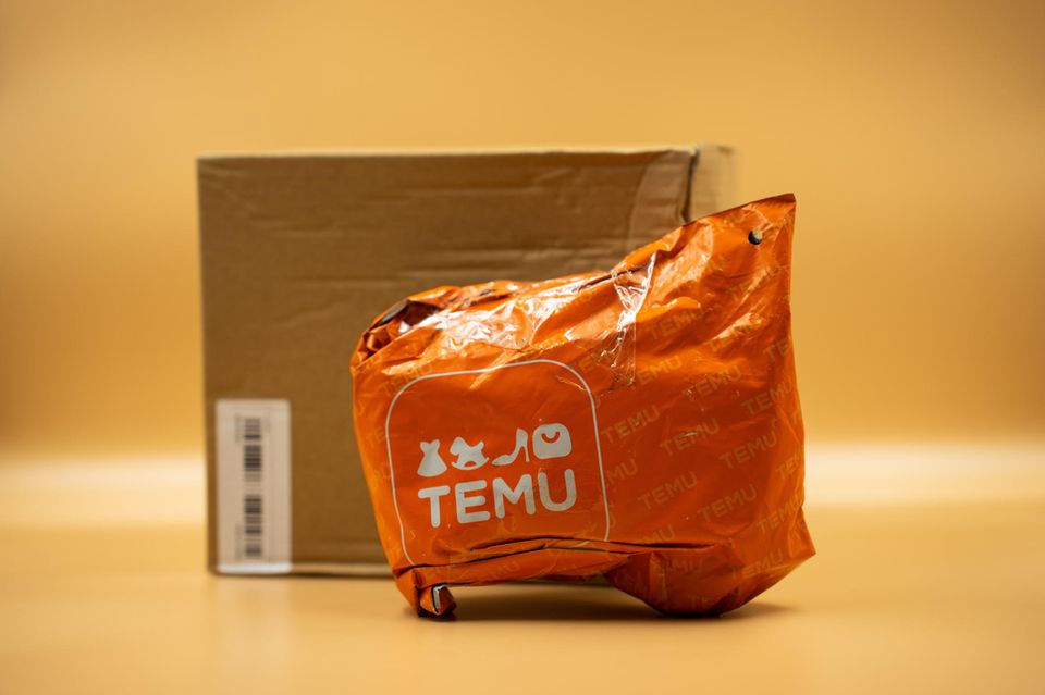 Der chinesische Onlineshop Temu bietet diverse Produkte zu Billigpreisen, von Kleidung über Elektronikgeräte bis hin zu Kosmetik. Verbraucherschützer warnen jedoch zur Vorsicht.