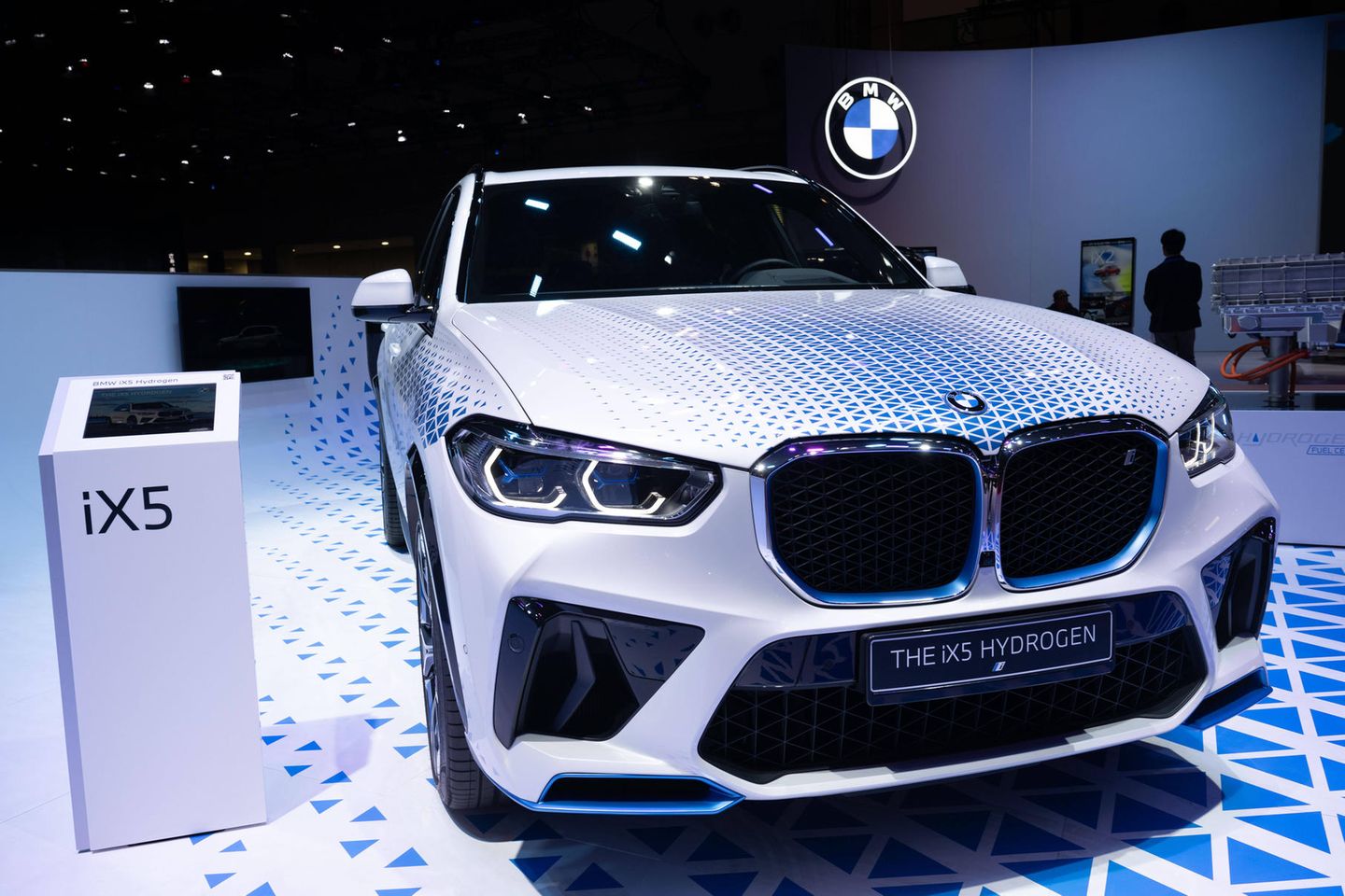 Wasserstoffauto BMW iX5 auf der Japan Mobility Show in Tokio