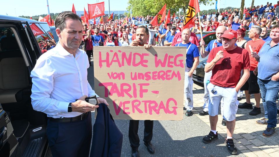 VW-Beschäftigte protestieren bei dem Werk vor Zwickau