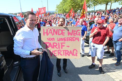VW-Beschäftigte protestieren bei dem Werk vor Zwickau