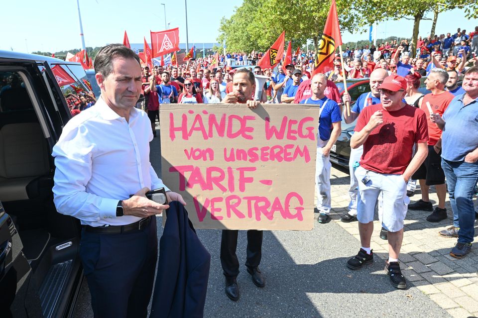 VW-Beschäftigte protestieren bei dem Werk vor Zwickau