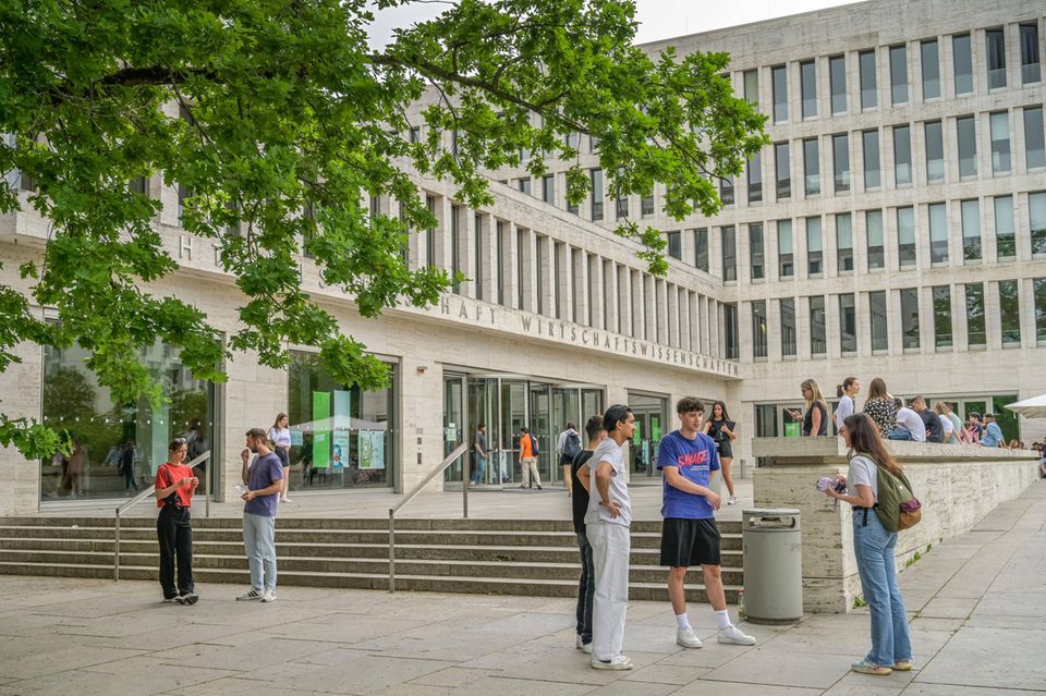 Studierende auf dem Campus der Universität