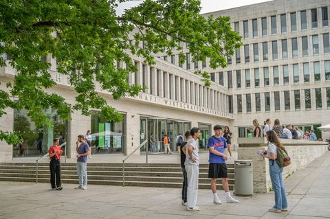 Studierende auf dem Campus der Universität