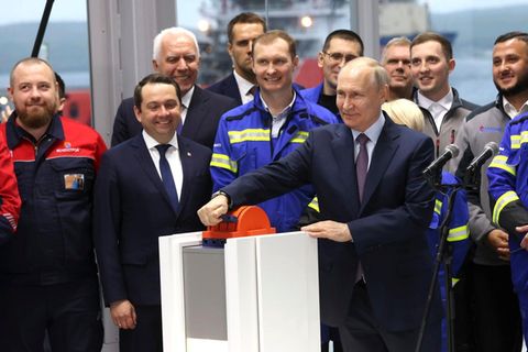 Waldimir Putin legt einen Hebel um