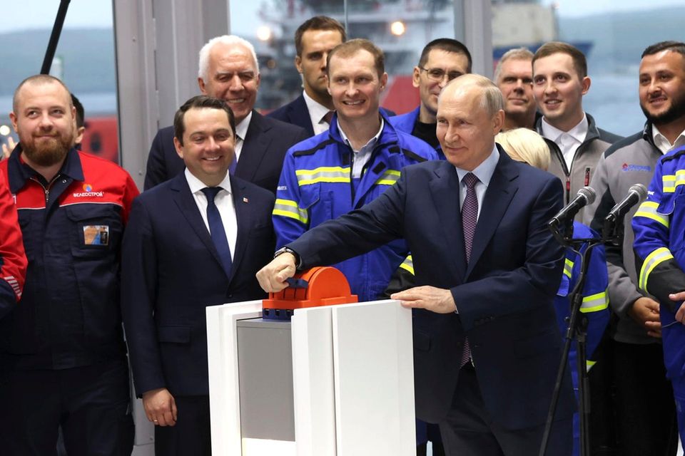 Waldimir Putin legt einen Hebel um