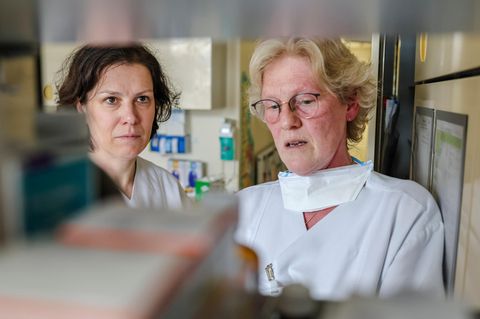 Hoher Besuch: Landtagspräsidentin Kristina Herbst (l.) und Ute Noack, Stationsleiterin am Lubinus Clinicum, im Gespräch