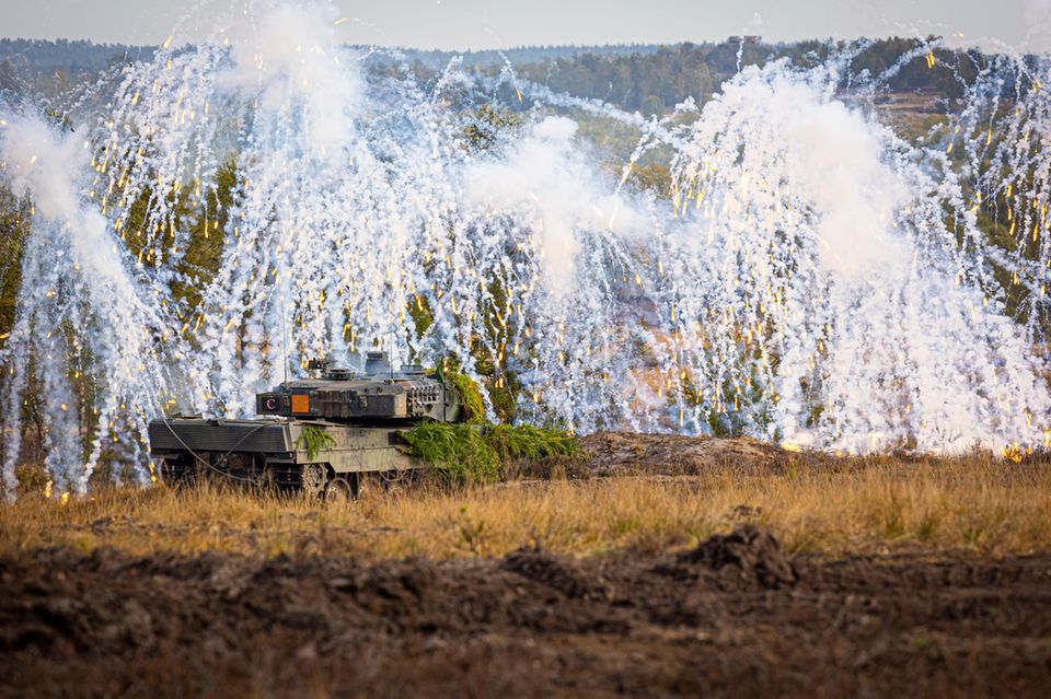 Ein Kampfpanzer vom Typ Leopard 2 bei einer Übung