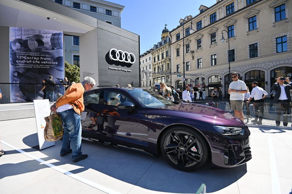 Ausstellung eines Audi E-tron GT RS auf der IAA Mobility Messe