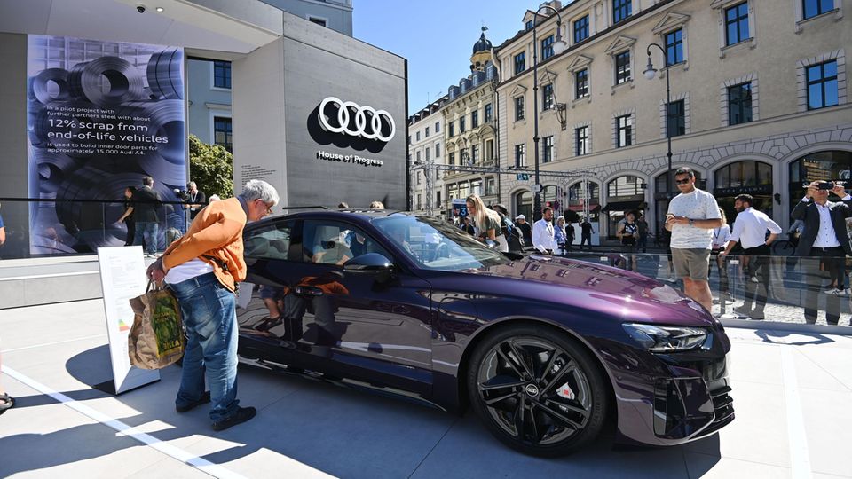 Ausstellung eines Audi E-tron GT RS auf der IAA Mobility Messe