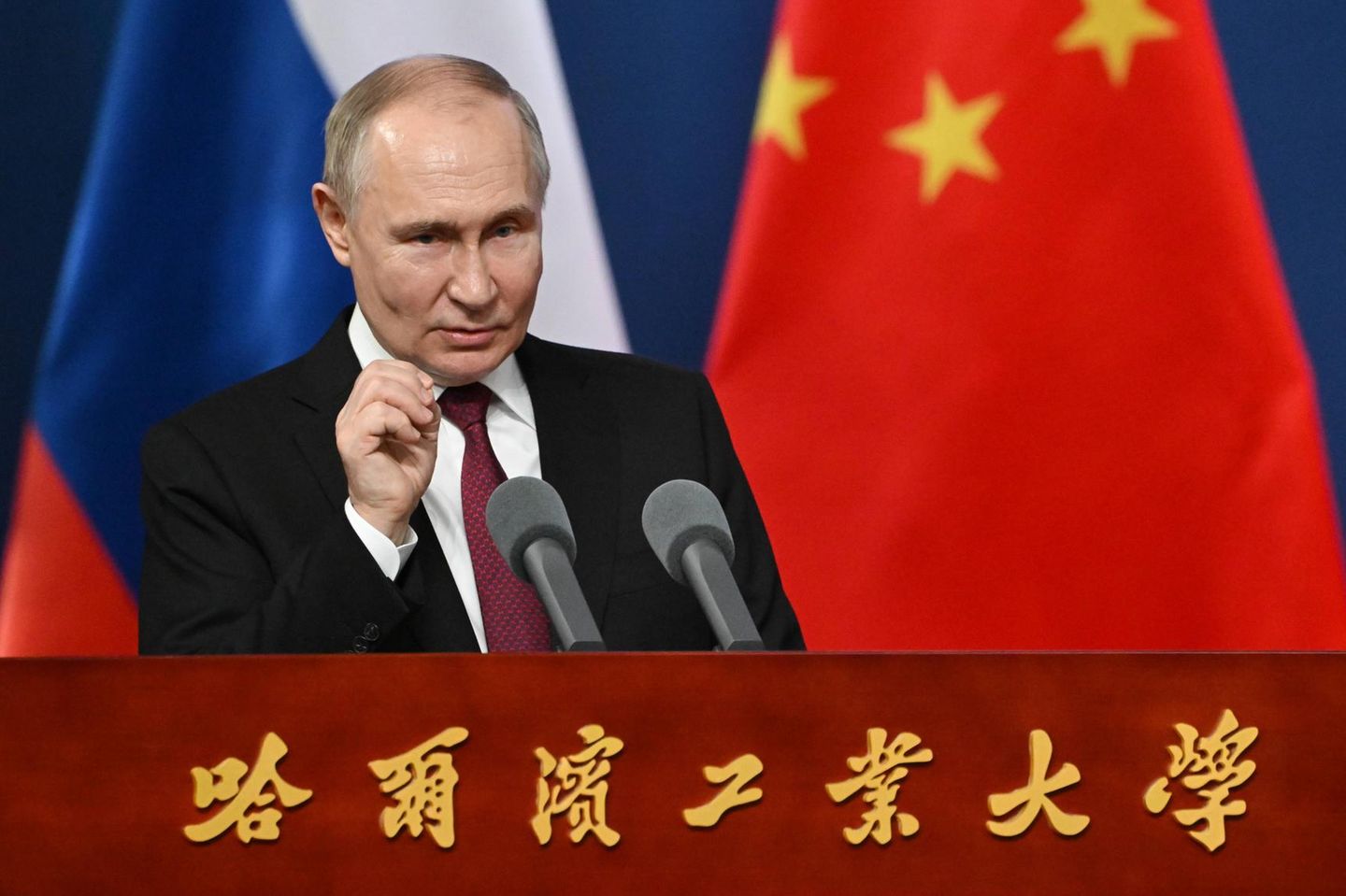 Kremlchef Wladimir Putin hält eine Rede vor chinesischen Studenten