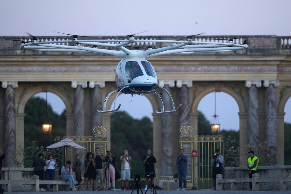 Der geplante Regelbetrieb zu den Olympischen Spielen in Paris gelang Volocopter nicht, am letzten Tag der Spiele hob aber zumindest eine ältere Flugdrohne vor dem Schloss Versailles zu einem Testflug ab