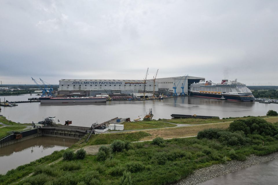 Kreuzfahrtschiff in der Meyer Werft in Papenburg