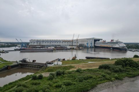Kreuzfahrtschiff in der Meyer Werft in Papenburg