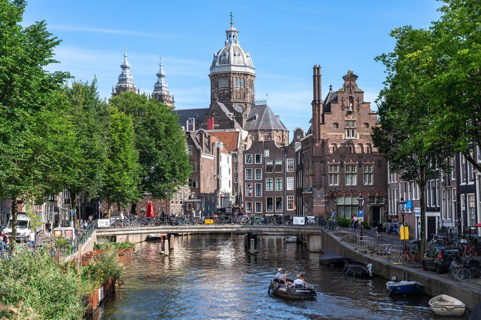 Blick auf die katholische Basilika St. Nikolaus in der Amsterdamer Altstadt