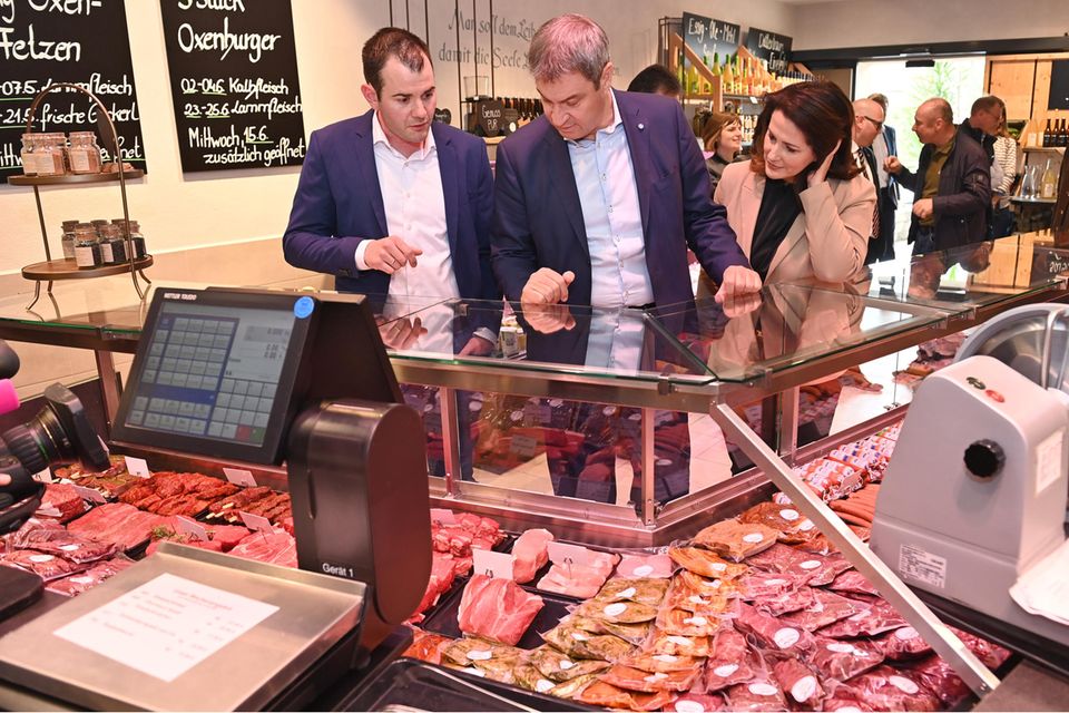 Bayrischer Ministerpräsident Markus Söder an der Fleischtheke