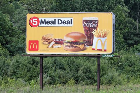 Werbetafel für den 5-Dollar-Meal-Deal von McDonald's
