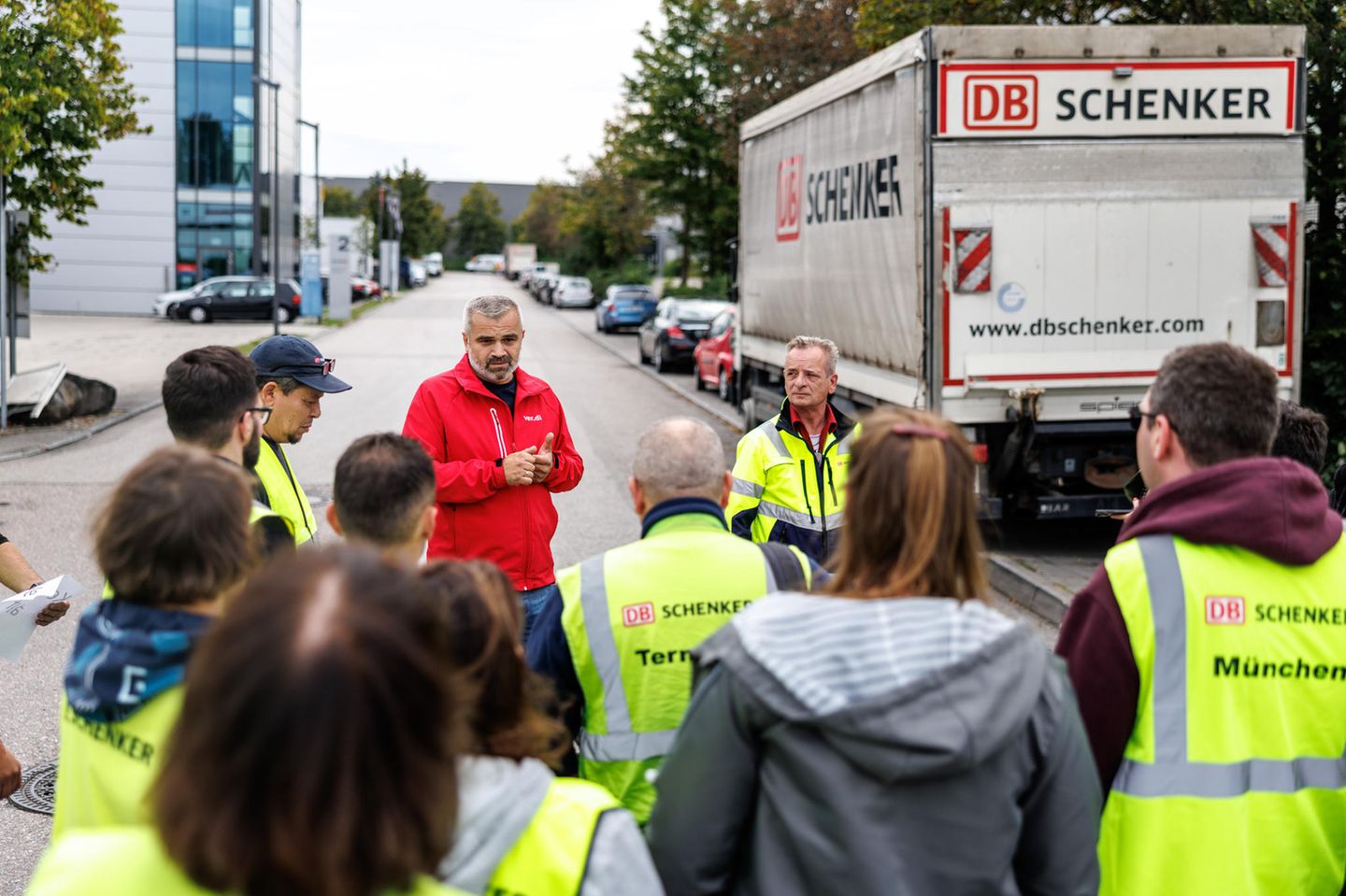 Verdi-Gewerkschafter und Beschäftigte von DB Schenker während einer Mahnwache in München