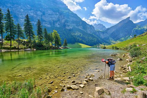 Wanderin am Seealpsee in den Schweizer Alpen