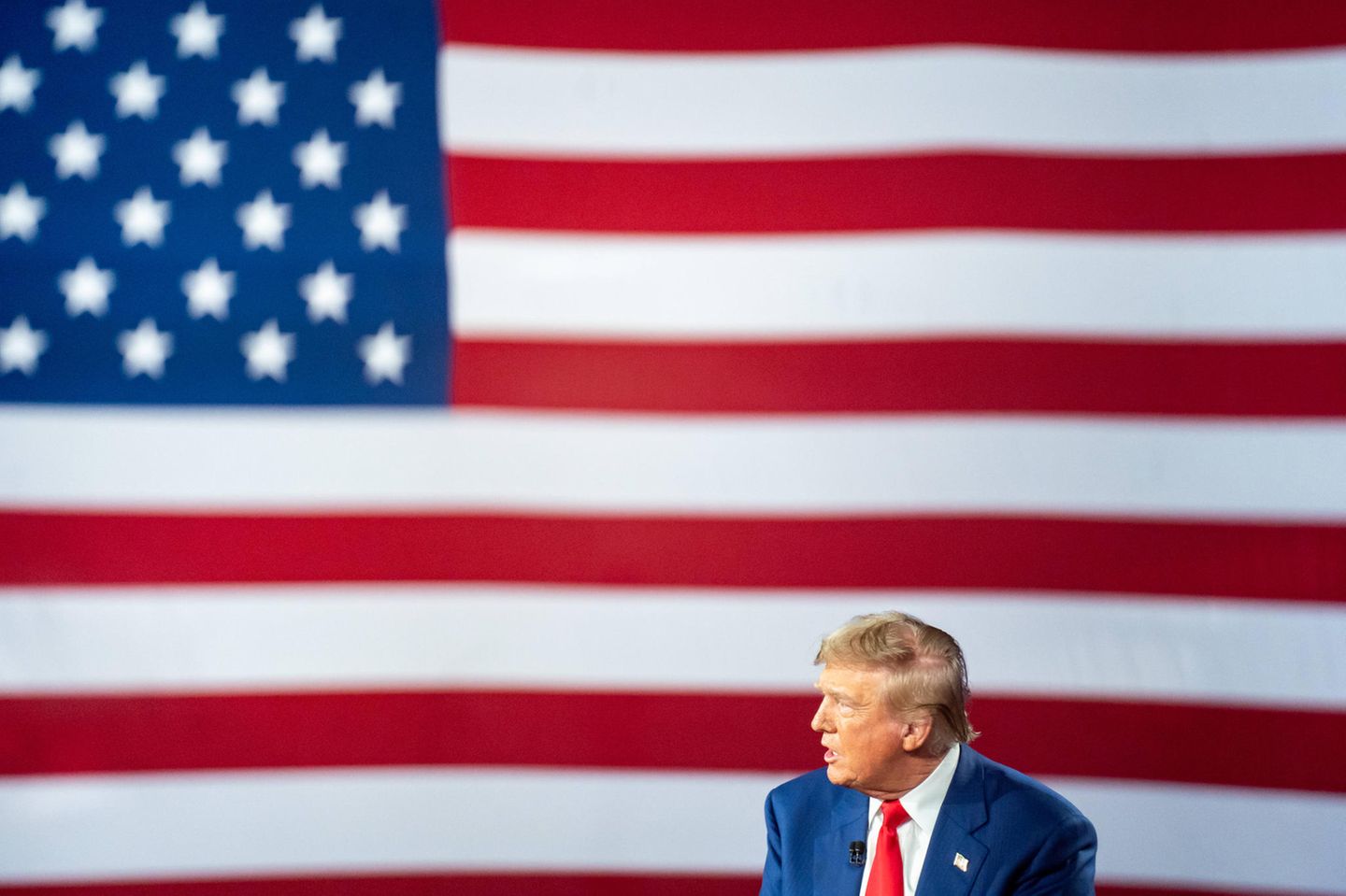 Donald Trump will erneut US-Präsident werden. Nach dem schwachen Auftritt im TV-Duell gegen Kamala Harris fallen allerdings seine Chance – und daraufhin auch der Aktienkurs seiner Holding