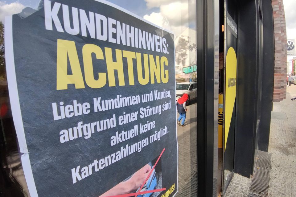 An einem Supermarkt hängt ein Schild, wonach die Kartenzahlung gestört ist