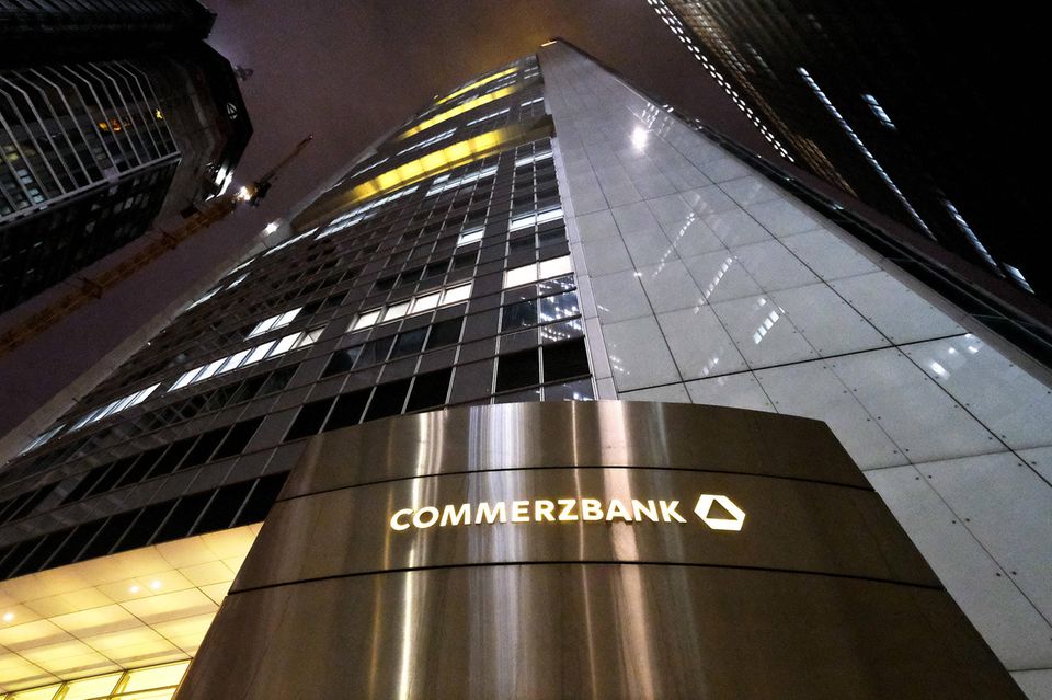 Commerzbank Tower im Abendlicht