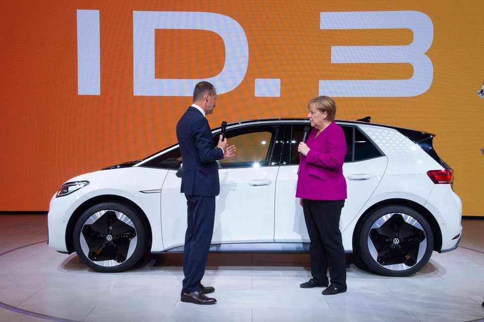 Herbert Diess und Angela Merkel vor dem ID.3