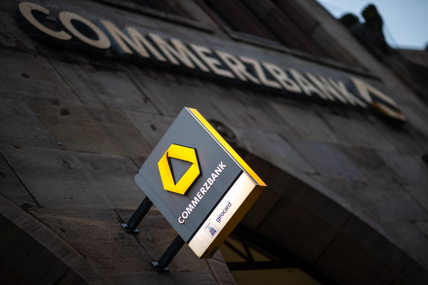 Schild einer Commerzbank-Filiale 