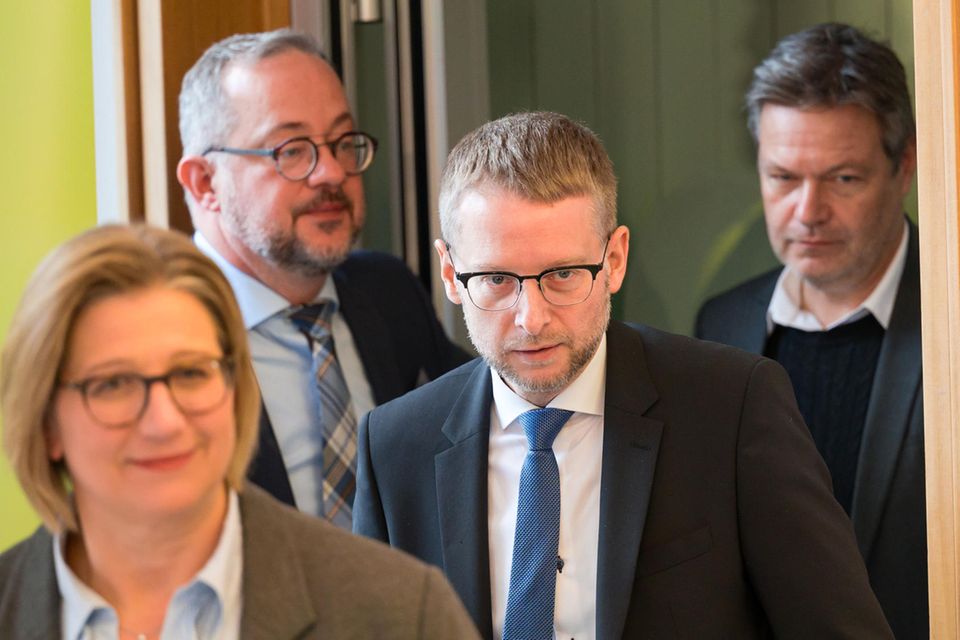 Saarstahl-Chef Stefan Rauber (Mitte) und Wirtschaftsminister Robert Habeck (Grüne, hinten)