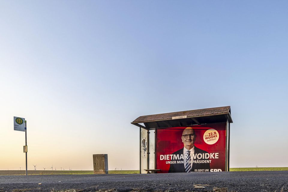 Wartehäuschen auf freiem Feld mit einem Wahlplakat von Ministerpräsident Dietmar Woidke, SPD