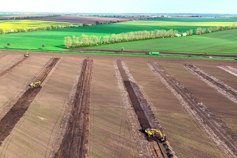 Bauvorbereitungen zur Baustellenzufahrt zur geplanten Intel-Baustelle bei Magdeburg, aufgenommen im April