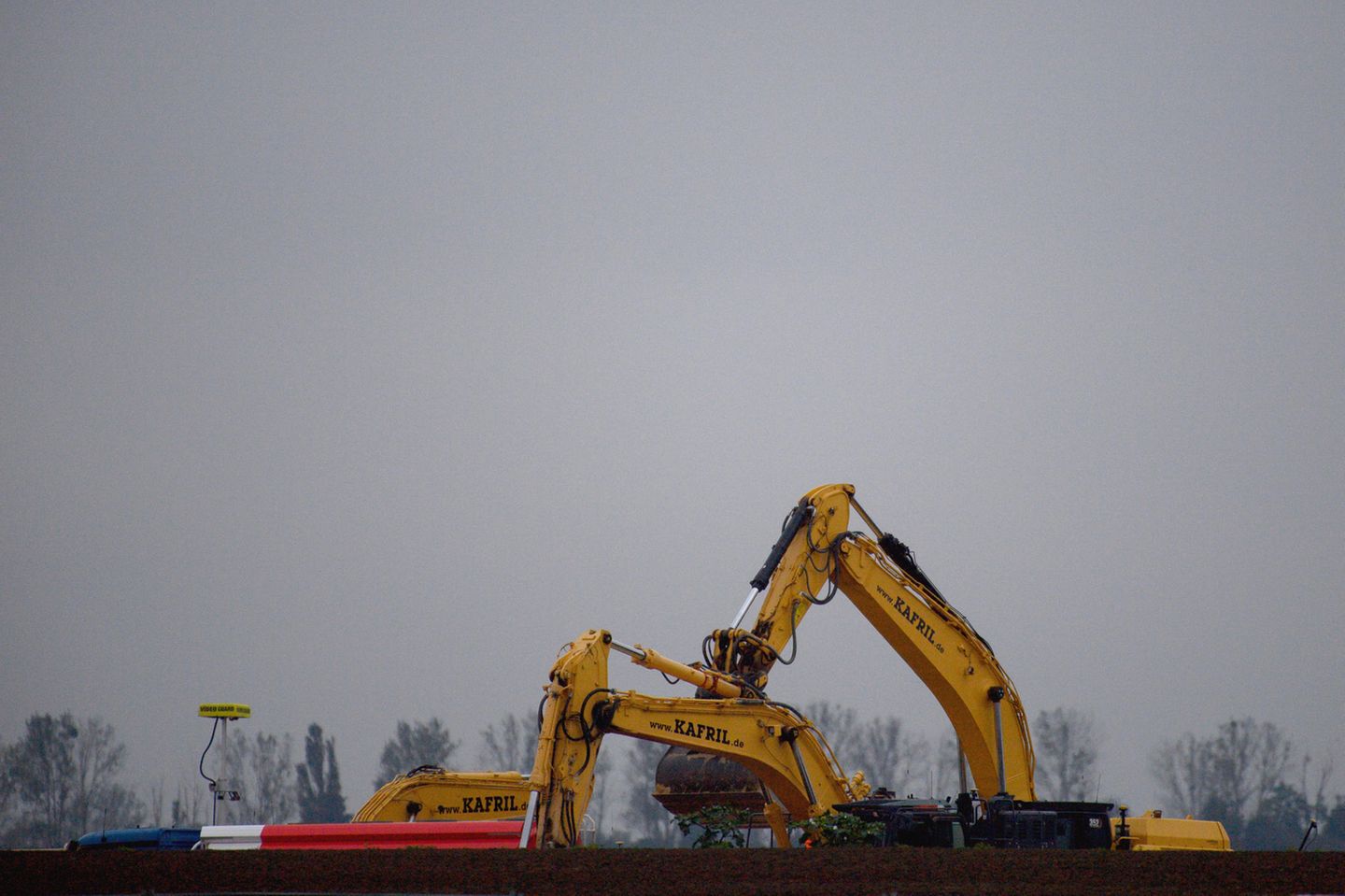 Bagger stehen am frühen Dienstagmorgen auf dem Baugelände bei Magdeburg, auf dem der Chiphersteller Intel eine Chipfabrik errichten will
