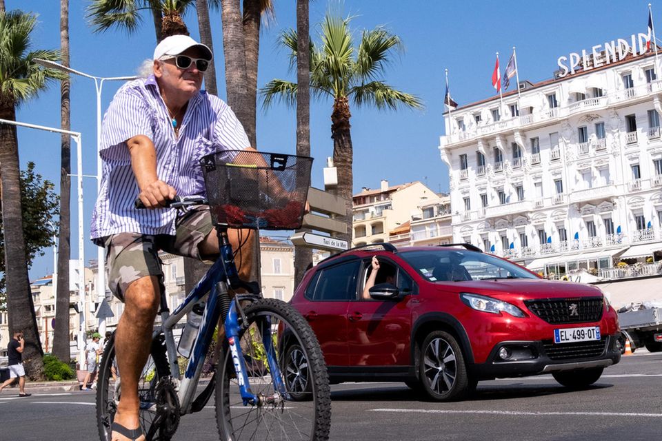 Ein älterer Mann auf einem Fahrrad