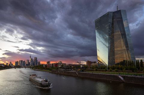 EZB in Frankfurt: die Notenbank könnte in den kommenden Monaten erneut die Zinsen senken. Das trübt das Geschäftsumfeld für andere Banken ein