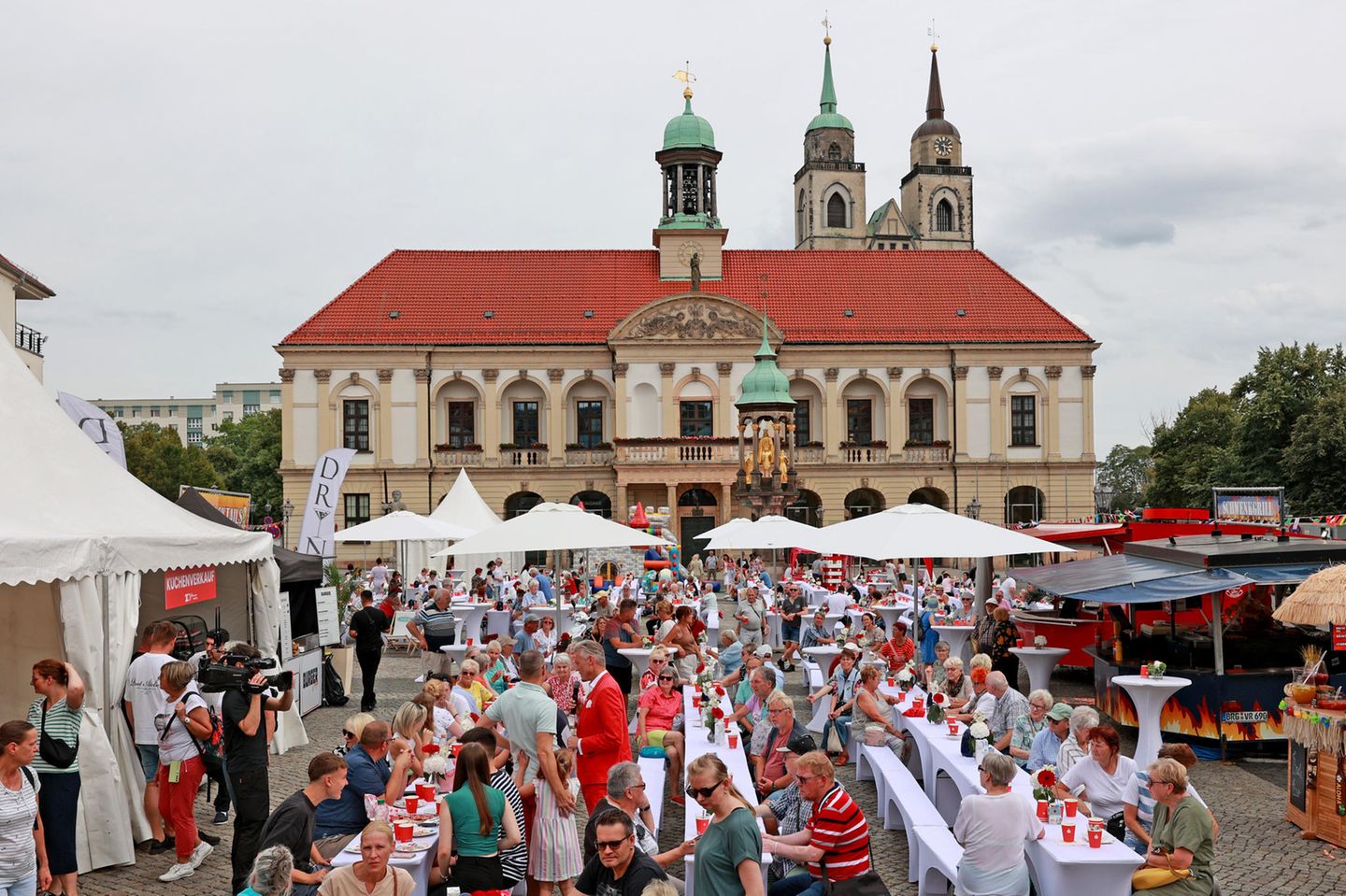 Die Magdeburger bei einer Veranstaltung auf dem Alten Markt vor dem Rathaus