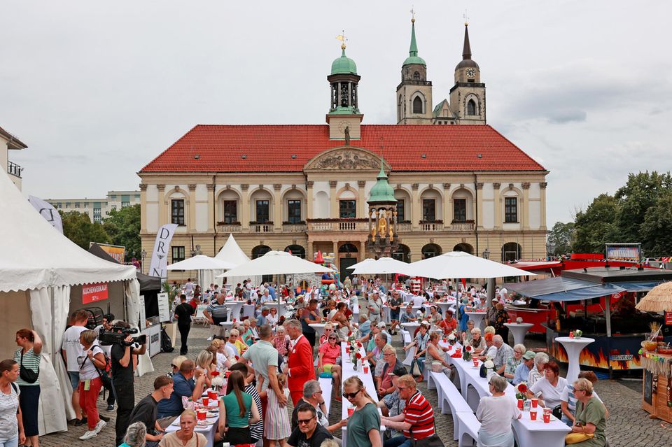 Die Magdeburger bei einer Veranstaltung auf dem Alten Markt vor dem Rathaus