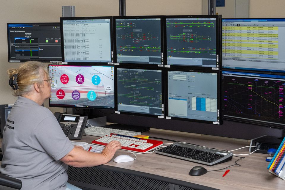 Sanierung und Digitalisierung standen bis vor kurzem noch gleichrangig auf dem Aufgabenzettel der Bahn. Mit dem Programm „Digitale Schiene Deutschland“ sollte eigentlich das gesamte Schienennetz auf digitale Technik umgestellt werden. Vor allem die Digitalisierung der Stellwerke hatte sich der Konzern auf die Fahnen geschrieben. Zusätzlich gehörte der Ausbau des digitalen europäischen Zugsicherungssystems (ETCS) zu dem Programm. Leistungsfähiger und pünktlicher sollte die Bahn dadurch werden. Doch nun nimmt das Unternehmen Abstand von den ursprünglichen Plänen: Statt mit digitaler Technik sollen Stellwerke nun mit elektronischer Technik aufgerüstet werden. Die Bahn argumentiert, dass sie modernste Technik zum Einsatz bringe, digitale Stellwerke würden voraussichtlich erst Ende des Jahrzehnts zugelassen.