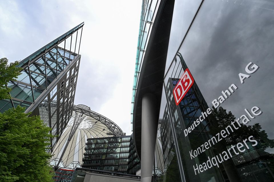 Ein Schuldenberg von 30 Mrd. Euro lastet auf der Deutschen Bahn. Die Verbindlichkeiten müssen dringend abgebaut werden, damit sich der Konzern wieder finanziellen Spielraum verschaffen kann. Die 14 Mrd. Euro aus dem Verkauf der Logistiktochter Schenker sind daher auch für den Schuldenabbau vorgesehen. Auch durch den Abbau von 30.000 Stellen – in erster Linie in der Verwaltung – soll Geld gespart werden. Bahnchef Richard Lutz will innerhalb von drei Jahren wieder schwarze Zahlen vorlegen, diese Frist hat ihm auch Verkehrsminister Wissing gesetzt.
