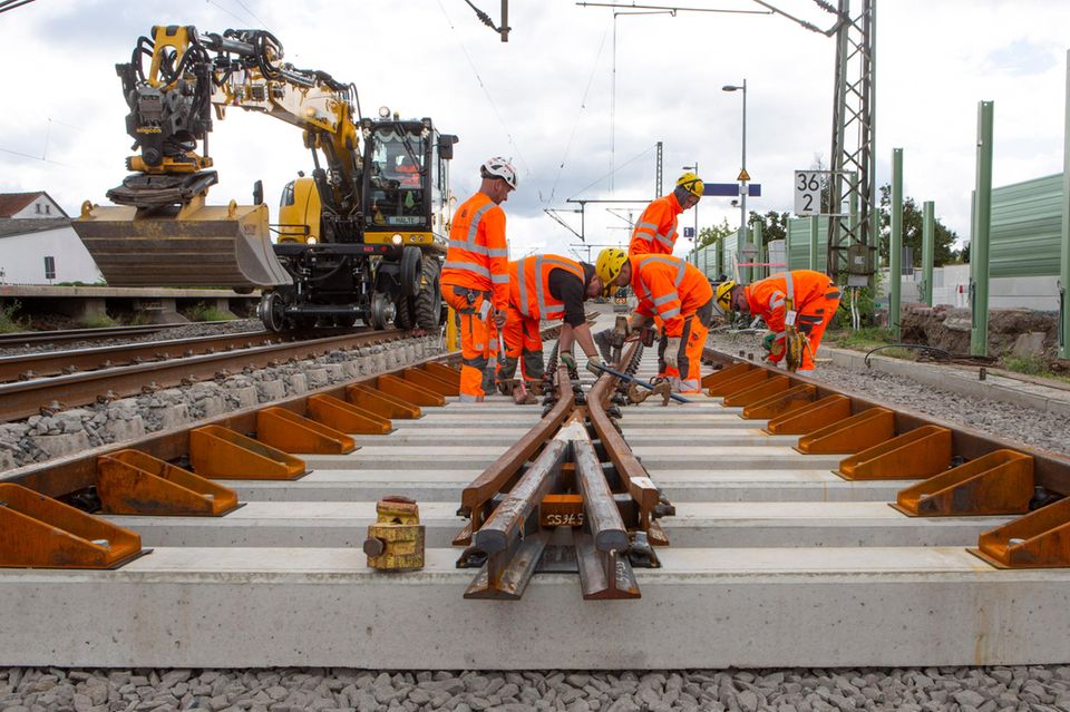 Das Schienennetz der Deutschen Bahn gilt als veraltet und daher als störungsanfällig. Die Sanierung und Instandhaltung der insgesamt 33.400 Schienenkilometer ist eine Mammutaufgabe. 45 Mrd. Euro zusätzlich hatte die Ampelkoalition der Bahn für die laufende Legislaturperiode versprochen, doch nach dem Haushaltsurteil des Bundesverfassungsgerichts klafft eine erhebliche Finanzierungslücke. Ungeachtet der Finanzprobleme hat die Bahn mit der Generalsanierung einer 70 Kilometer langen Strecke zwischen Frankfurt und Mannheim begonnen (Foto). Die vielbefahrene Riedbahn wird dazu für Monate vollgesperrt. Das soll das Modell für die Zukunft sein: Im kommenden Jahr ist die Strecke zwischen Berlin und Hamburg dran. Bis 2030 sollen auf diese Weise 40 Streckenabschnitte modernisiert werden.