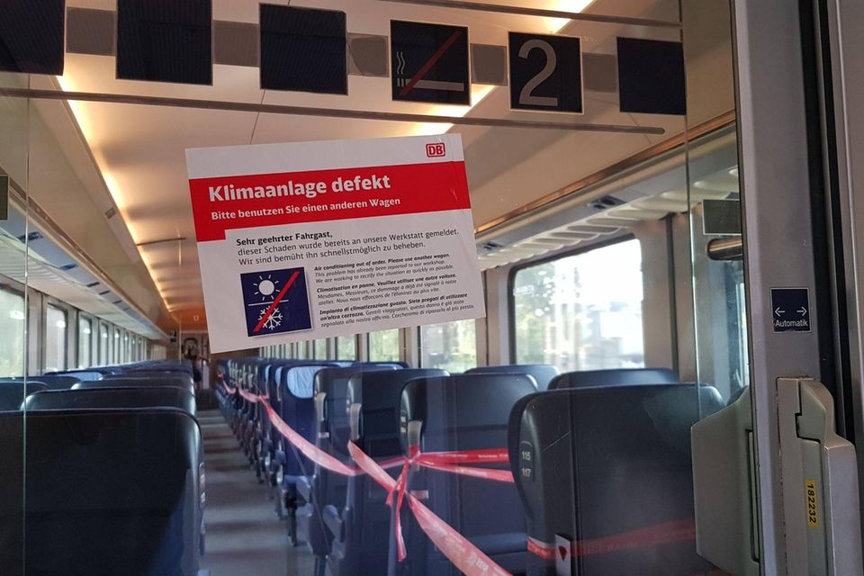Defekte Klimaanlagen und gesperrte Toiletten sollen bald der Vergangenheit angehören. Die Bahn sieht sich bei der Modernisierung ihrer Fernzugflotte im Plan. Allerdings gibt es Probleme beim Hersteller Siemens Mobility: Im Juni stoppte das Unternehmen wegen Mängeln an Schweißnähten die Auslieferung von ICEs vom Typ 3neo. 90 Züge dieses Typs hat die Bahn bestellt, aber bisher nur 21 erhalten. Schon früher hat es beim Typ ICE 4 solche Probleme gegeben, immerhin hat der Konzern den letzten der 137 bestellten Züge in Empfang genommen. 