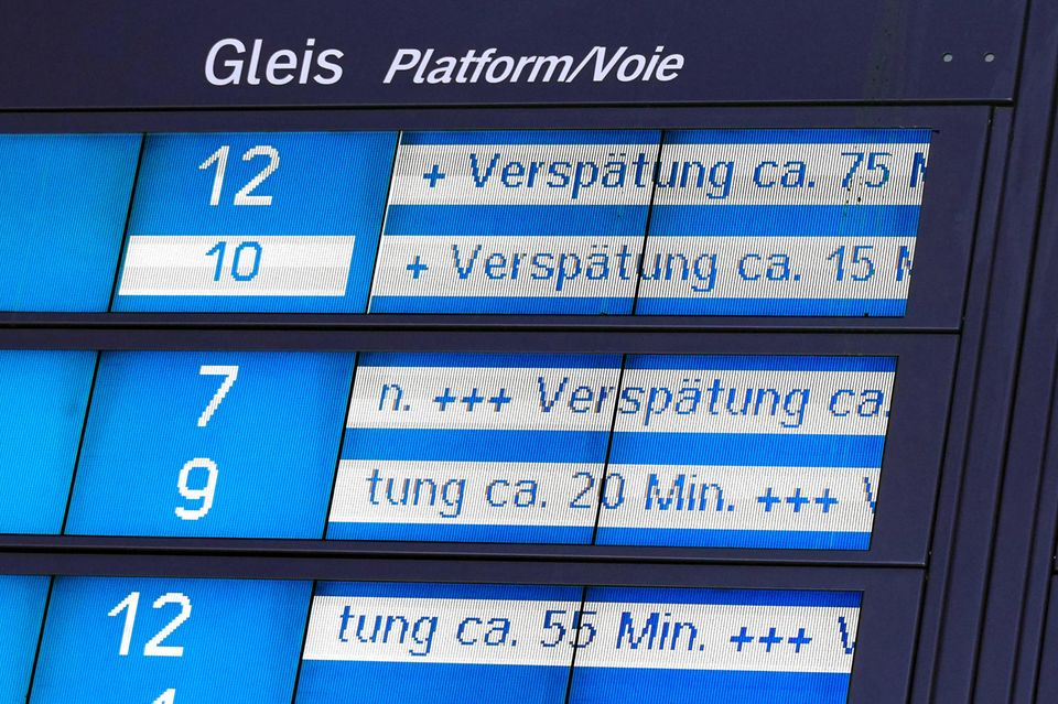 Ein Dauerärgernis für Bahnkunden sind die Verspätungen und Zugausfälle im Fern- und Nahverkehr. Im August kamen lediglich 60,6 Prozent aller ICE- und IC-Züge ohne größere Verzögerung an ihrem Zielort an. Das war immerhin etwas besser als im Juni, als nur gut die Hälfte der Fernzüge pünktlich war. Die Bahn macht das marode Schienennetz und die Bauarbeiten für die Verzögerungen verantwortlich. Nach der Sanierung der Strecken soll dann alles besser werden, versprechen der Bahn-Vorstand und Verkehrsminister Volker Wissing. Doch alle Probleme werden damit nicht abgestellt: So hapert es häufig auch an der pünktlichen Bereitstellung der Züge und am Mangel an Ersatzzügen.