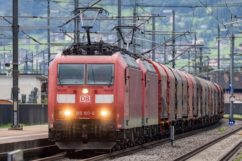 Die Konzernsparte DB Cargo gehört zu den größten Sorgenkindern der Bahn. Seit Jahren produziert die Güterbahn Verluste und verliert Marktanteile. Im ersten Halbjah 2024 fuhr die Frachtsparte einen Betriebsverlust von rund 250 Mio. Euro ein. Die Konkurrenten von DB Cargo verfügen mittlerweile zusammen über mehr Marktanteile als die Sparte des Staatsunternehmens. Erschwert wird die Lage durch ein EU-Beihilfeverfahren, das wohl im Herbst zum Abschluss kommt. Demnach darf der Mutterkonzern die Verluste der Güterbahn nicht mehr ausgleichen. Aus der Politik kommen bereits Stimmen, die einen Verkauf der Güterverkehrssparte fordern.