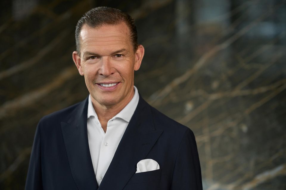 Daniel Grieder, seit Juni 2021 CEO von Hugo Boss, verantwortet die Unternehmensstrategie, alle Business Units sowie Global Marketing und HR. Zuvor führte er Tommy Hilfiger als CEO und President Global, wo er die Marke international erfolgreich etablierte.