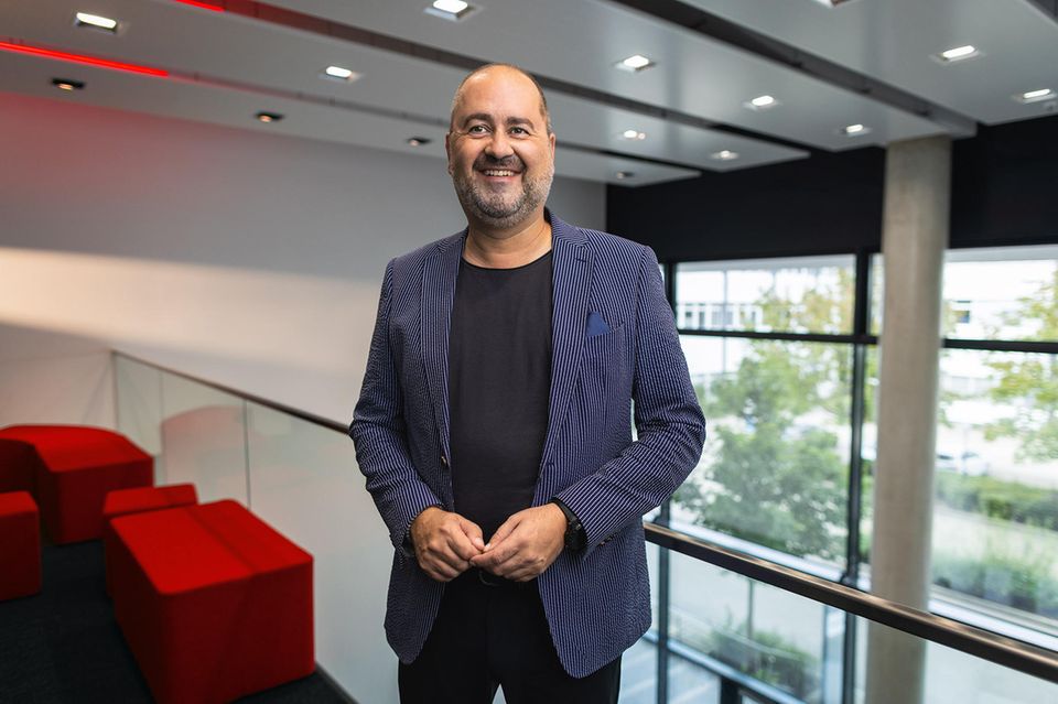 Michael Schuld, seit April 2022 CMO der MediaMarktSaturn Retail Group, verantwortet Brand, Marketing und Media Management. Er initiierte die größte Mediaplanung der Unternehmensgeschichte und brachte MagentaTV bei der Deutschen Telekom voran.