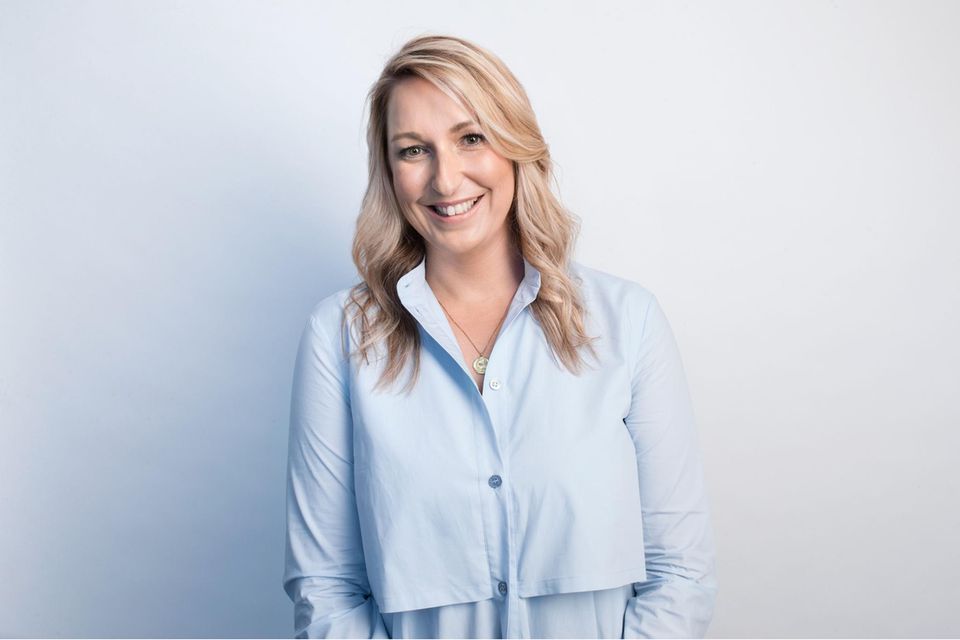 Sabine Zantis ist seit 2021 CMO bei Deichmann. Mit umfassender Erfahrung aus leitenden Marketingpositionen bei Henkel und Aldi bringt sie Expertise in Markenstrategie und Kommunikation ein, um Deichmanns Marke weiterzuentwickeln und zu stärken.