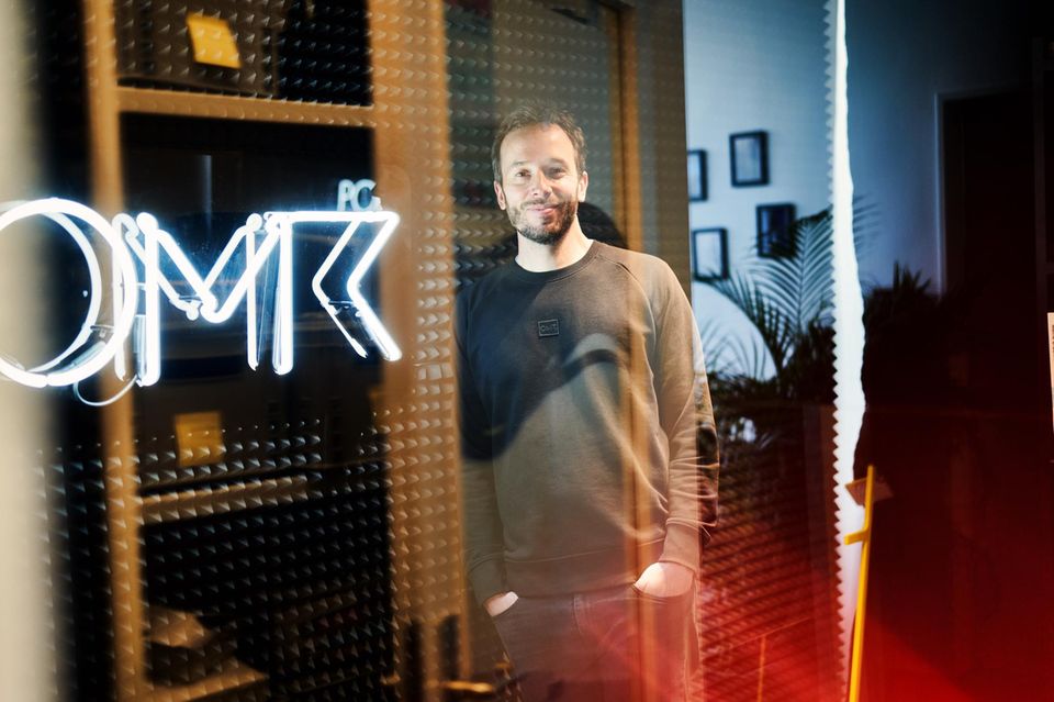 Philipp Westermeyer ist Gründer und Geschäftsführer von OMR, der führenden europäischen Plattform für digitale Wirtschaft. Er leitet das OMR Festival und den Podcast, gründete die Firmen Adyard und Metrigo, und veröffentlichte das Bestsellerbuch „Digital Unplugged“.
