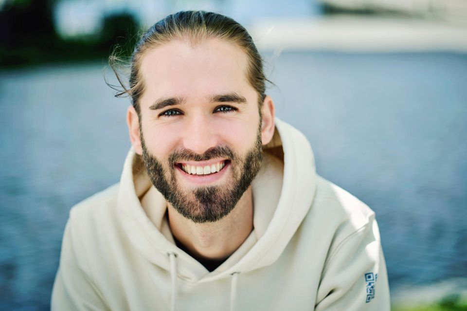 Julius Palm, stellvertretender Geschäftsführer bei Followfood, leitet Strategie und Marke. Mit einem Forschungshintergrund von der Zeppelin-Universität und Engagement im Bundesverband Nachhaltige Wirtschaft treibt er nachhaltiges Unternehmertum voran und arbeitet an sozial-ökologischen Lösungen.